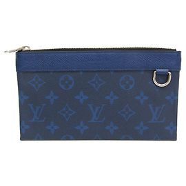 Borsa Clutch Pochette Discovery PM in Taiga di Louis Vuitton
