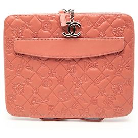 Custodia per iPad in agnello rosa goffrato con simboli fortunati di Chanel