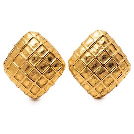 Clip-Ohrringe aus goldplattiertem Matelassé von Chanel