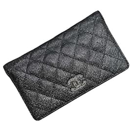 Cartera larga negra bi-fold de Chanel