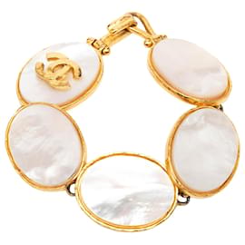 Chanel Gold Vergoldetes CC Armband aus Perlmutt