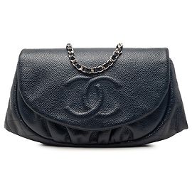 Portafoglio a mezzaluna in caviar blu CC di Chanel con catena