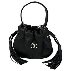 Schwarze Hobo-Tasche aus gestepptem Lammleder von Chanel Vintage Small Chocolate Bar mit Fransen und Kette.