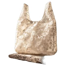 borsa shopper firmata Balenciaga in pizzo color avorio/panna.