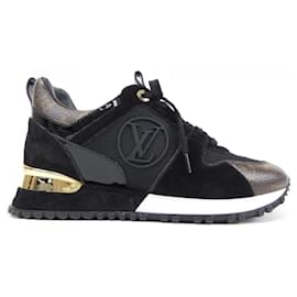 Monogram Sneaker aus Wildleder und Kalbsleder der Run Away Linie von Louis Vuitton