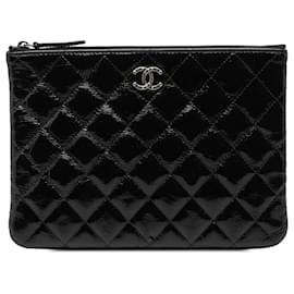 Clutch O in pelle verniciata trapuntata nera Chanel piccola