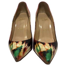 Christian Louboutin Pumps aus bedrucktem Lackleder