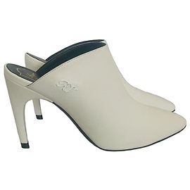 Roger Vivier Pantoletten aus weißem Leder mit spitzer Kappe