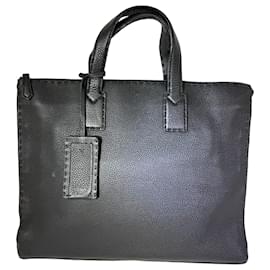 Borsa a tracolla in pelle nera Selleria Cuoio Romano di Fendi