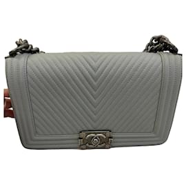 Chanel Boy Flap Tasche aus Chevron-Leder Grau