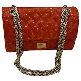 Chanel 2.55 Reissue Flap Bag in pelle verniciata trapuntata corallo