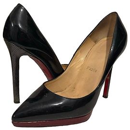 Christian Louboutin Zapatos de tacón Louboutin de cuero negro brillante