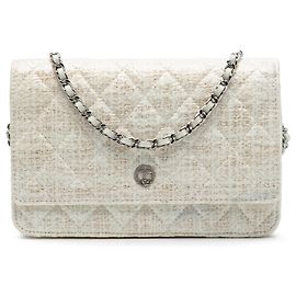 Portafoglio Chanel in tweed rivestito marrone con catena CC