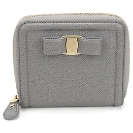 Billetera bi-fold de piel de ternera gris Salvatore Ferragamo