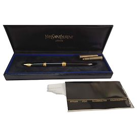 Bolígrafo Yves Saint Laurent de metal negro