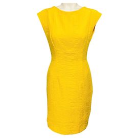 Diona Etuikleid aus strukturiertem Jacquard in leuchtendem Gelb / Buttercup mit kurzen Ärmeln von Escada