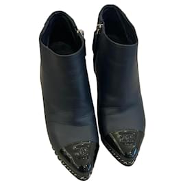 Botines Chanel de cuero negro con logo CC y cadena