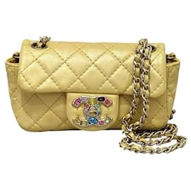 Borsa flap extra mini in pelle di agnello iridescente gialla di Chanel, usata
