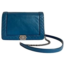 Borsa Chanel Boy blu scuro in pelle