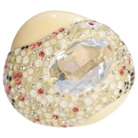 Swarovski Atmosphere Ring aus cremefarbener Harz mit mehrfarbigen Kristallen - Cocktail-Statement-Box