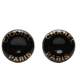 Orecchini a clip in resina nera e ottone con stampa logo CC di Chanel