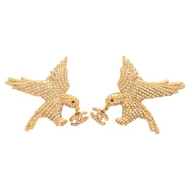 Orecchini in metallo dorato con strass a forma di aquila Coco Mark di Chanel