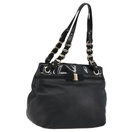 Borsa a mano Salvatore Ferragamo in pelle verniciata nera e oro Auth ka4036