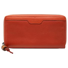 Cartera con cremallera de cuero naranja Gucci con bambú