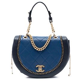 Chanel Blaue kleine gesteppte Lammleder-Satteltasche mit Kettendetails