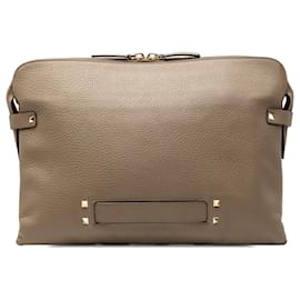 Clutch Rockstud in pelle di vitello grana marrone Valentino