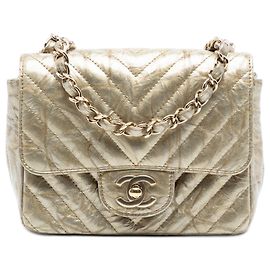 Chanel Mini Quadrato Classico Chevron Metallico in Pelle di Vitello Stropicciata Oro con Patta Singola