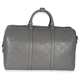 Borsa da viaggio media in pelle di vitello grigia goffrata GG di Gucci
