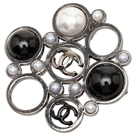Spilla in ottone argentato CC di Chanel con perle finte