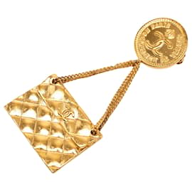 Spilla Chanel in metallo dorato con logo CC e motivo trapuntato