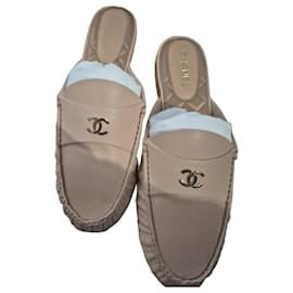 Mules Chanel in pelle beige