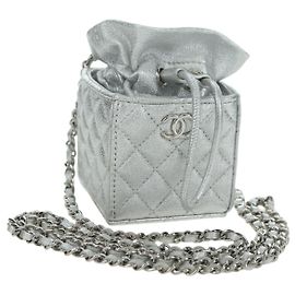 CHANEL Matelassierte Schultertasche aus Lammleder Silber Gold CC Auth YKZ1332SAM