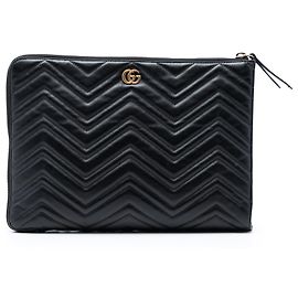 Clutch in pelle matelassé GG Marmont nera di Gucci
