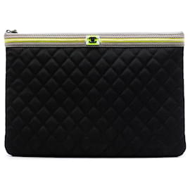 Clutch Chanel Boy O grande de nylon acolchado negro Fluo