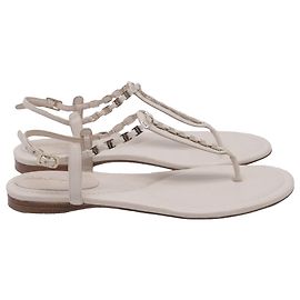 Flache T-Strap Sandalen mit Ketten-Detail aus weißem Leder von Salvatore Ferragamo