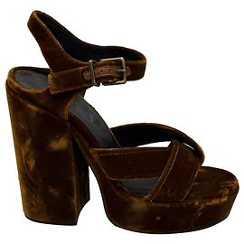 Jil Sander gedrehte Plattform-Sandalen aus braunem Samt