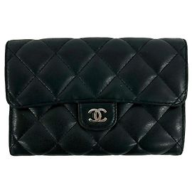 Portafoglio bifold in pelle di agnello matelassé Coco Mark di Chanel