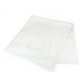 Weißer Cashmere-Schal von Chanel mit Pailletten-Logo