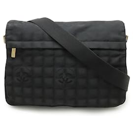 Borsa a spalla in nylon jacquard della nuova linea di viaggio di Chanel