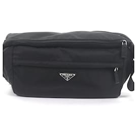 Borsa a spalla Prada in poliammide riciclata nera con placca logo triangolare