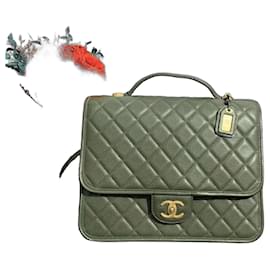 Sac bandoulière Chanel 22K vert cuir
