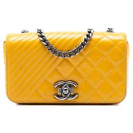 Chanel Piccola Borsa Coco Boy in Vitello Laccato Giallo