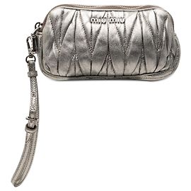 Pochette doppia zip in nappa metallica matelassé argento Miu Miu