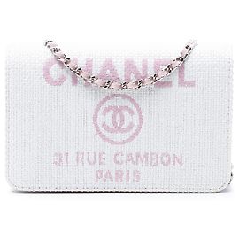 Portafoglio Chanel Deauville in tela rosa con catena
