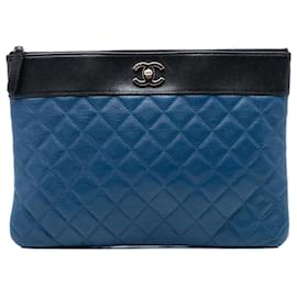 Clutch Mademoiselle O in pelle di pecora trapuntata bicolore blu medio Chanel