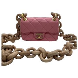 Mini borsa Chanel in agnello rosa con catena in legno